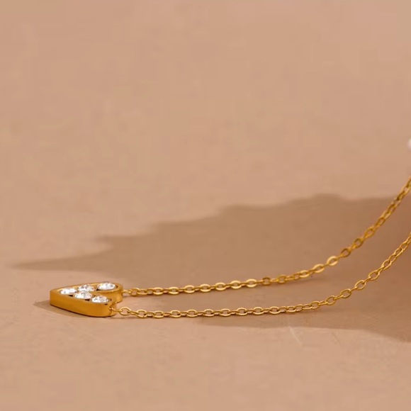 NWT Gorgeous Heart Pendant Necklace in Gold - Picture 7 of 8